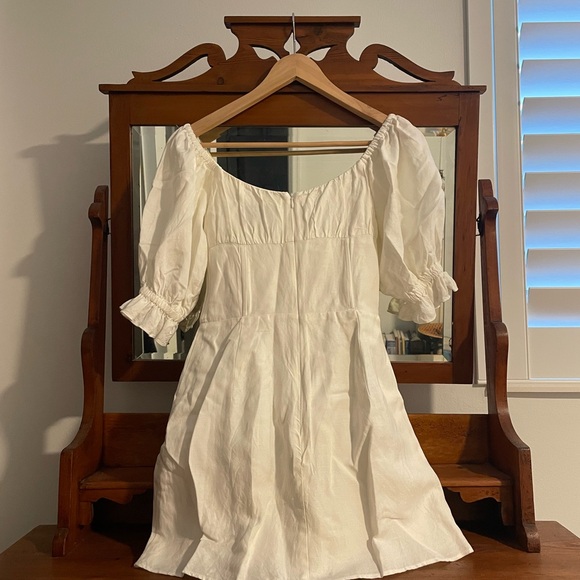 Elegant White Off-Shoulder Dress - Picture 5 of 6